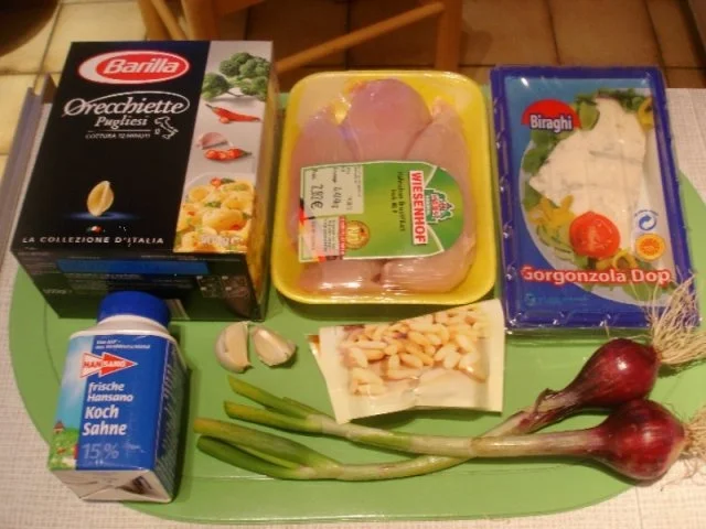 Nudeln mit Hähnchenbrustfilet-Gorgonzola-Sauce - Rezept - Bild Nr. 2