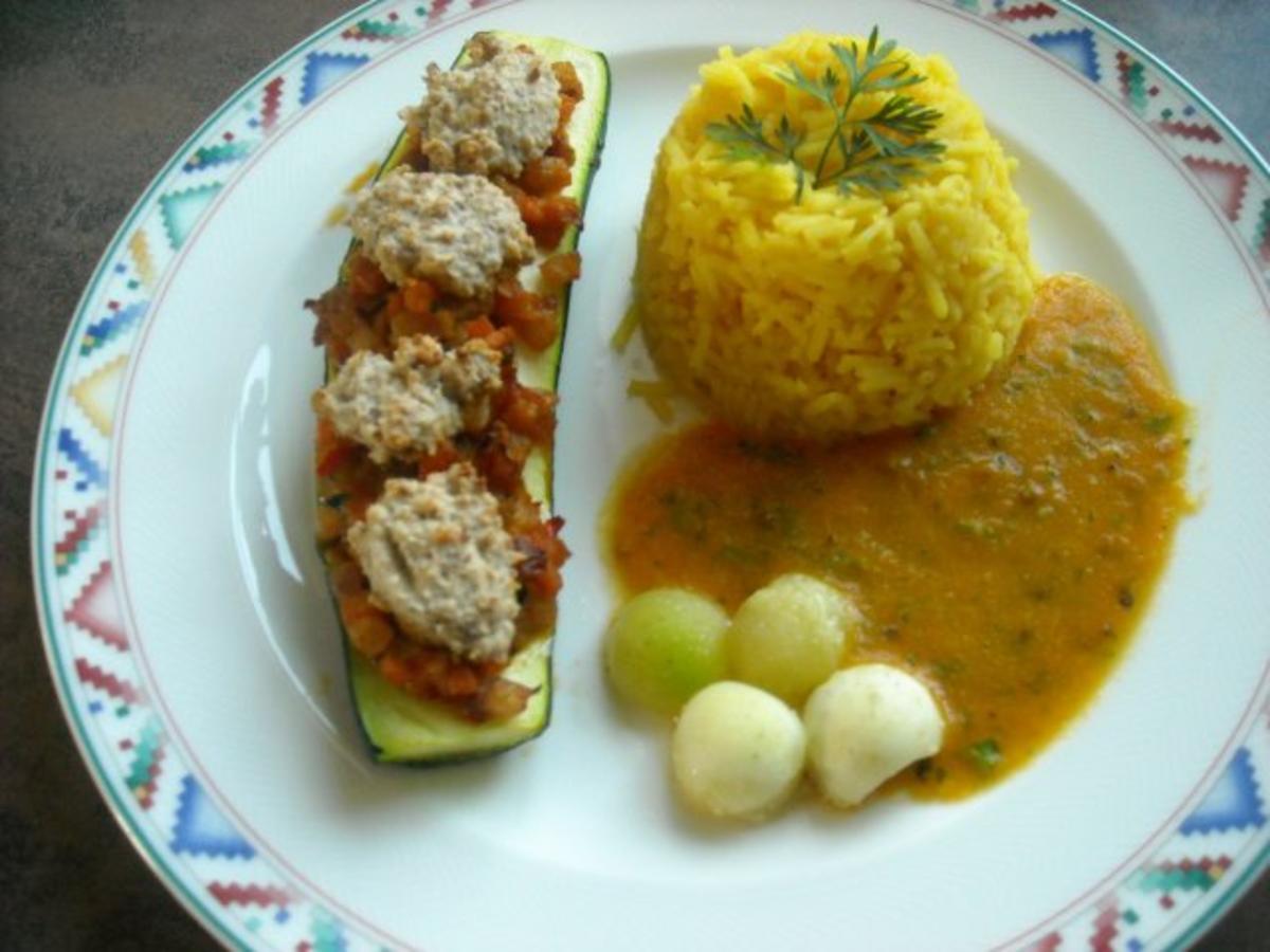 Gefüllte Zucchini mit Karotten-Koriander-Sauce - Rezept Eingereicht von
flower-child