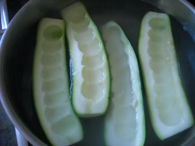 Rezept: Gefüllte Zucchini mit Karotten-Koriander-Sauce Bild Nr. 4 Gefüllte Zucchini mit Karotten-Koriander-Sauce - Rezept - Bild Nr. 4