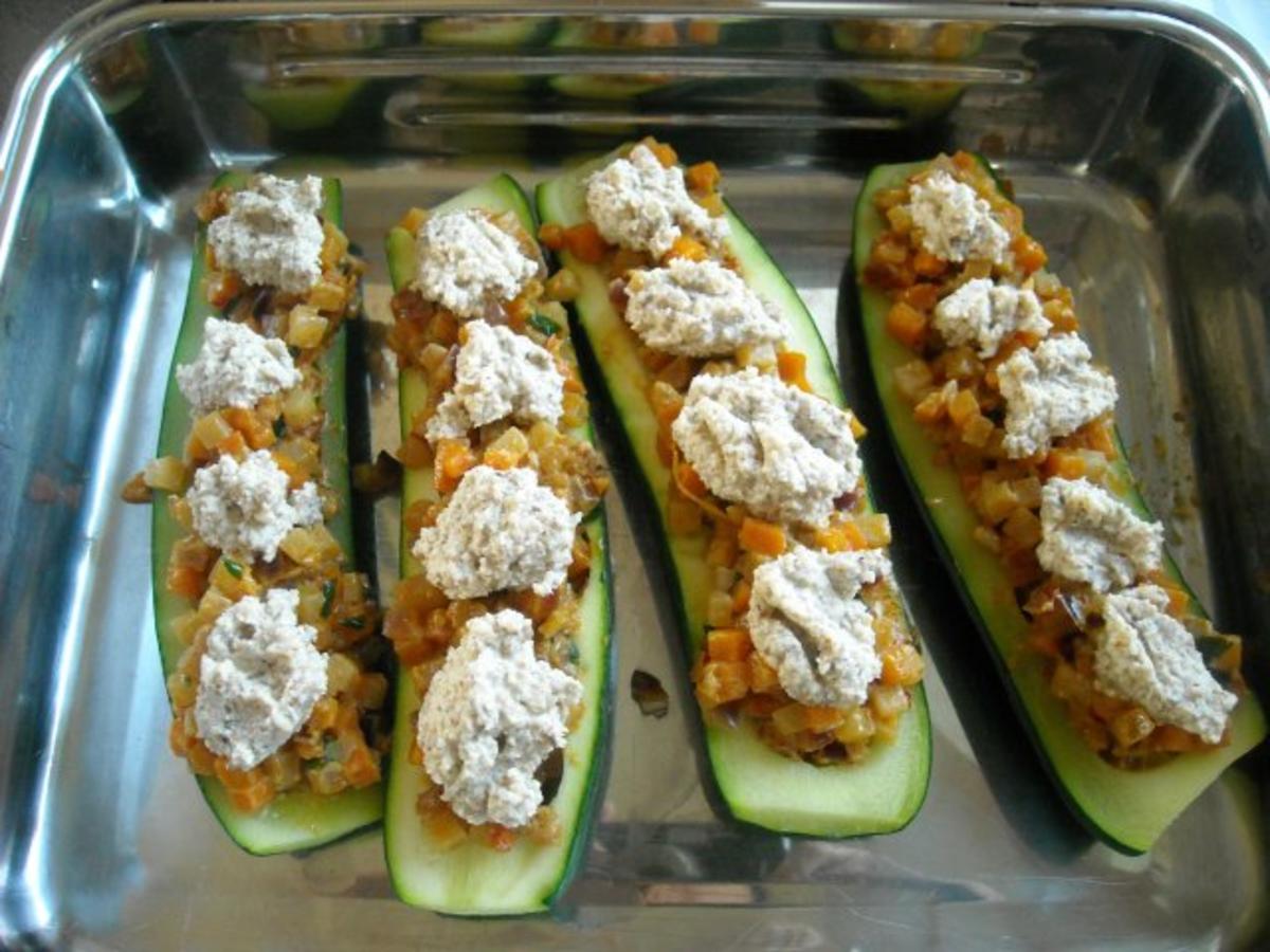Gefüllte Zucchini mit Karotten-Koriander-Sauce - Rezept - Bild Nr. 6