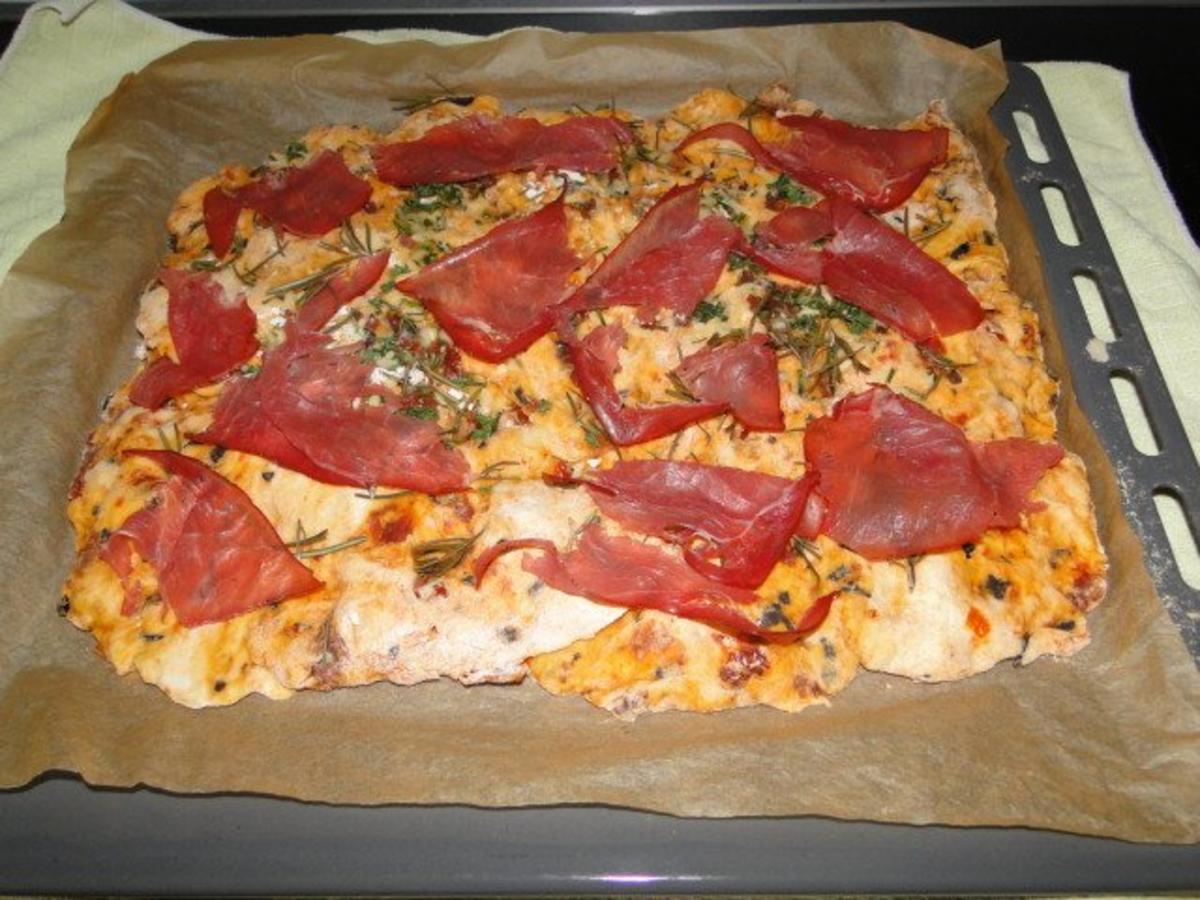 Focaccia mit getr Tomaten und Oliven, - einfach - 145 kcal/100g