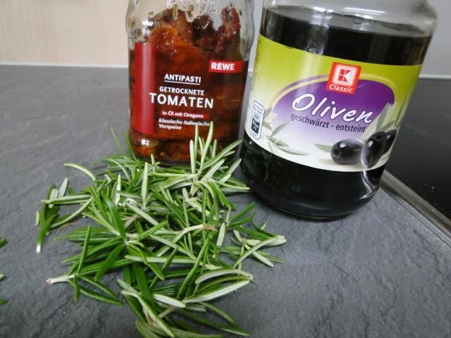 Rezept: Focaccia mit getr. Tomaten und Oliven, Bild Nr. 2 Focaccia mit getr. Tomaten und Oliven, - Rezept - Bild Nr. 2