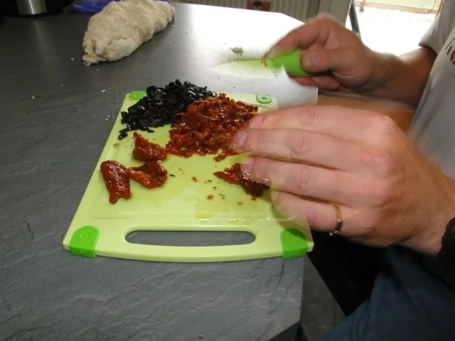 Rezept: Focaccia mit getr. Tomaten und Oliven, Bild Nr. 3 Focaccia mit getr. Tomaten und Oliven, - Rezept - Bild Nr. 3