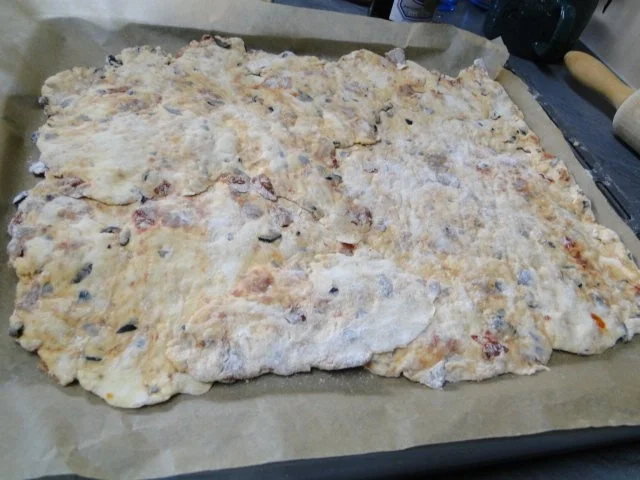 Rezept: Focaccia mit getr. Tomaten und Oliven, Bild Nr. 4 Focaccia mit getr. Tomaten und Oliven, - Rezept - Bild Nr. 4