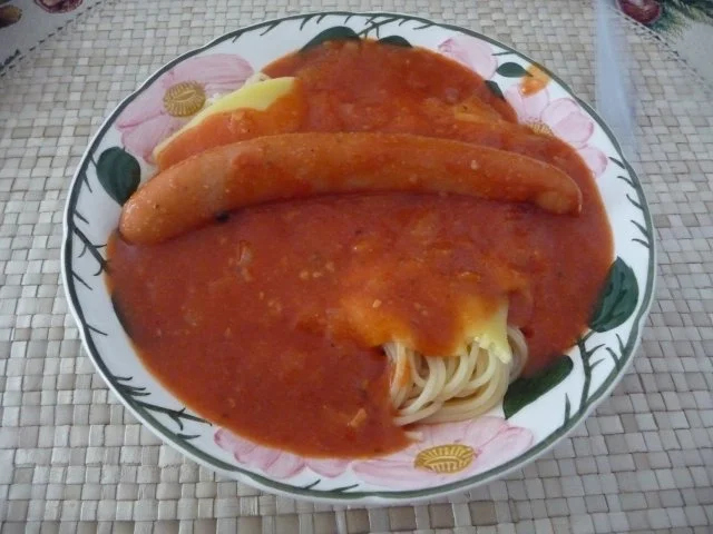 Pasta : Spaghetti mit Tomatensoße und ´nem Würstchen - Rezept