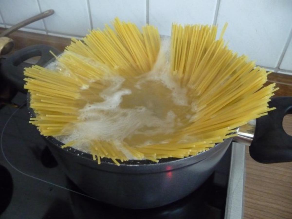 Pasta : Spaghetti mit Tomatensoße und ´nem Würstchen - Rezept - Bild Nr. 8