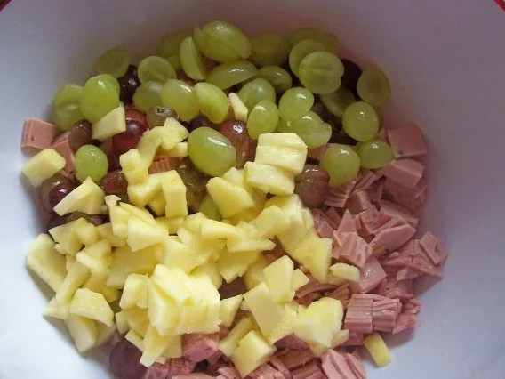 Fruchtiger Käse-Wurst-Salat mit Apfel und Trauben - Rezept - Bild Nr. 2