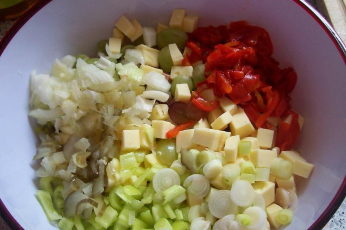 Fruchtiger Käse-Wurst-Salat mit Apfel und Trauben - Rezept - Bild Nr. 3