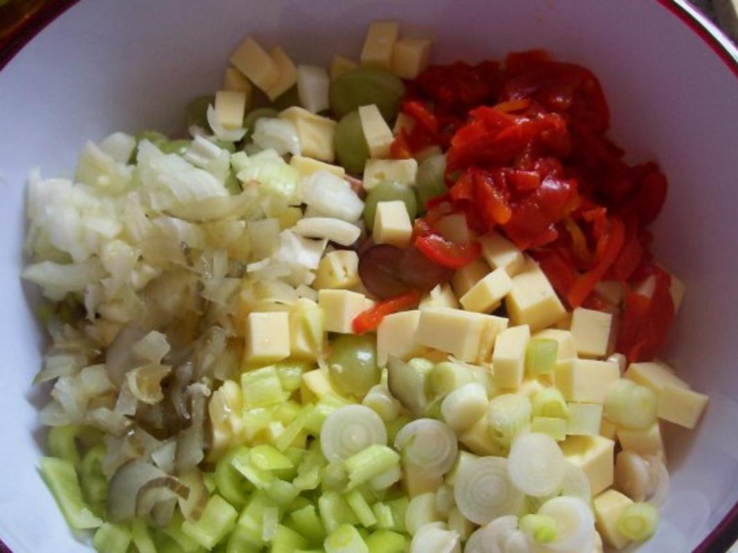 Fruchtiger Käse-Wurst-Salat mit Apfel und Trauben - Rezept - kochbar.de