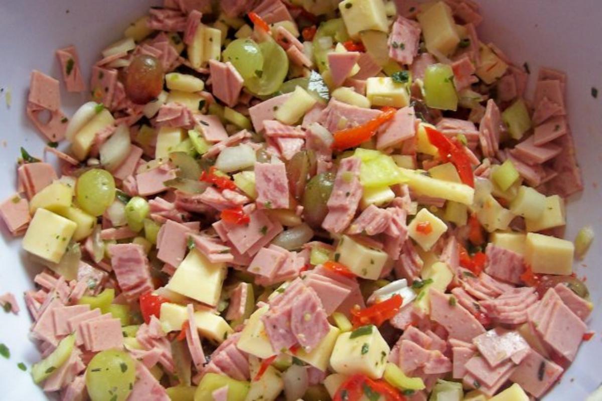 Fruchtiger Käse-Wurst-Salat mit Apfel und Trauben - Rezept - Bild Nr. 4
