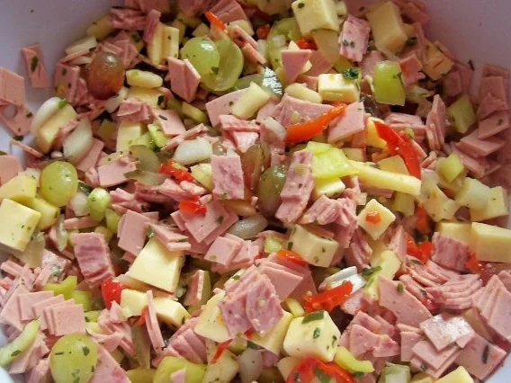 Fruchtiger Käse-Wurst-Salat mit Apfel und Trauben - Rezept - Bild Nr. 4