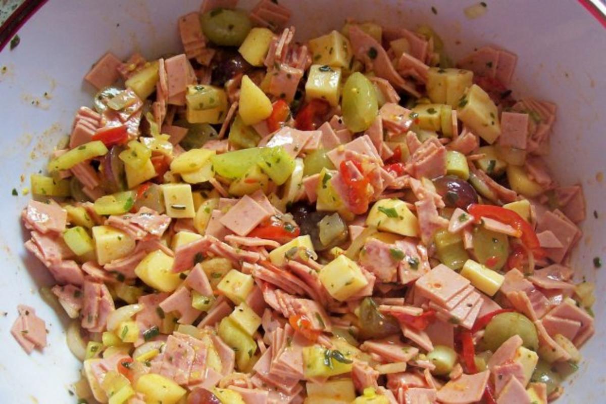 Fruchtiger Käse-Wurst-Salat mit Apfel und Trauben - Rezept - Bild Nr. 5