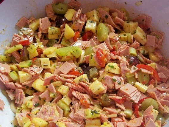 Fruchtiger Käse-Wurst-Salat mit Apfel und Trauben - Rezept - Bild Nr. 5