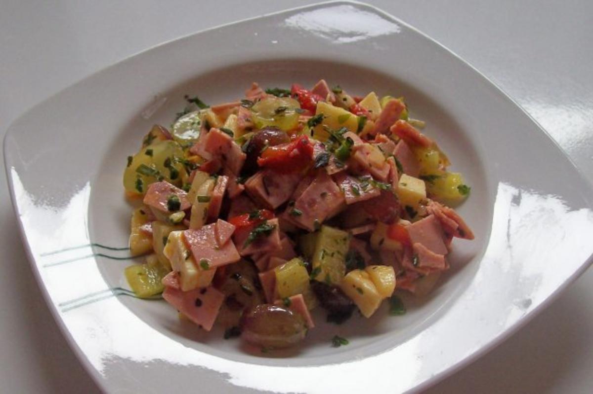 Fruchtiger Käse-Wurst-Salat mit Apfel und Trauben - Rezept - Bild Nr. 6