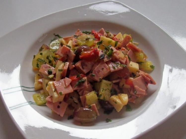 Fruchtiger Käse-Wurst-Salat mit Apfel und Trauben - Rezept - kochbar.de