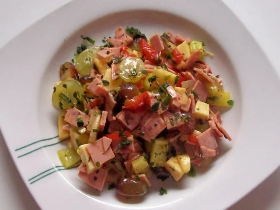 Fruchtiger Käse-Wurst-Salat mit Apfel und Trauben - Rezept - Bild Nr. 7