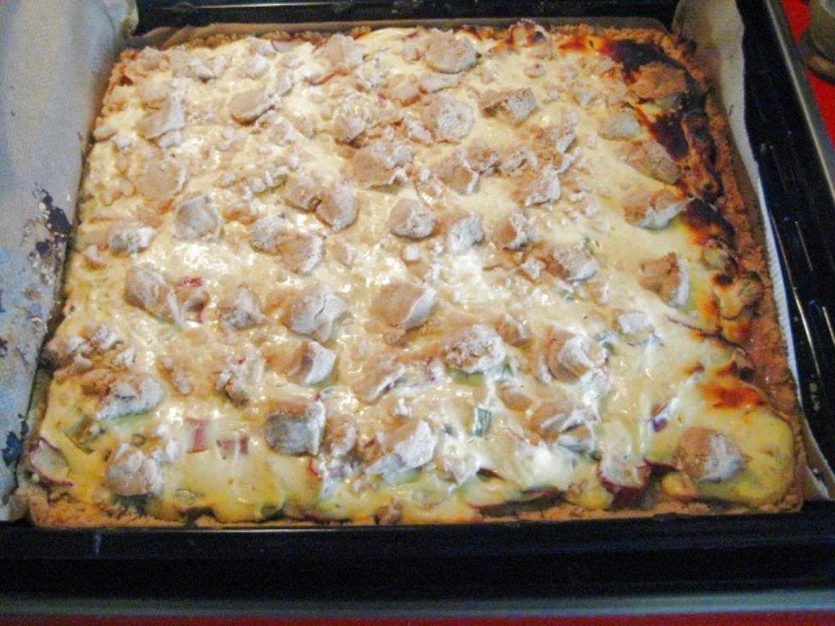 Rhabarber - Streusel - Kuchen mit Quarkfüllung - Rezept - kochbar.de