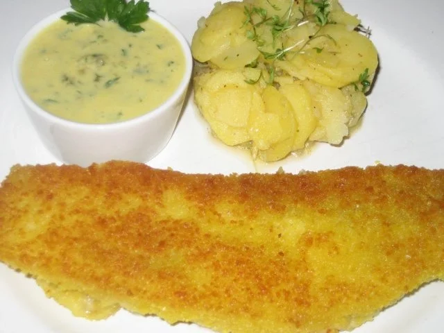 Rezept: Panierter Fisch mit Kartoffelsalat und Remoulade Panierter Fisch mit Kartoffelsalat und Remoulade - Rezept