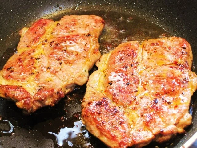 Rezept: Nackensteaks mit mildgebratenen Zwiebeln ... Bild Nr. 6 Nackensteaks mit mildgebratenen Zwiebeln ... - Rezept - Bild Nr. 6