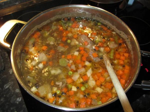 Rindfleischsuppe mit Suppenfleisch inkl. Knochen und Suppengrün ...