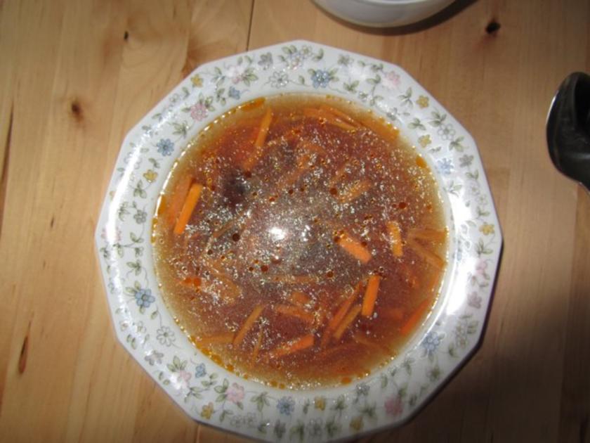 Rindfleischsuppe mit Suppenfleisch inkl. Knochen und Suppengrün ...