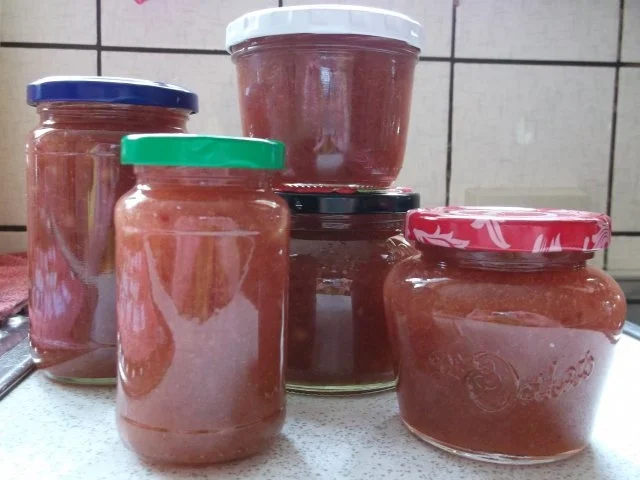 Rezept: Rhabarber-Marmelade mit Marzipan und Rum Rhabarber-Marmelade mit Marzipan und Rum - Rezept