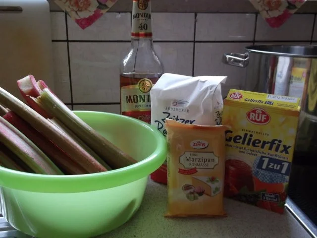 Rezept: Rhabarber-Marmelade mit Marzipan und Rum Bild Nr. 2 Rhabarber-Marmelade mit Marzipan und Rum - Rezept - Bild Nr. 2