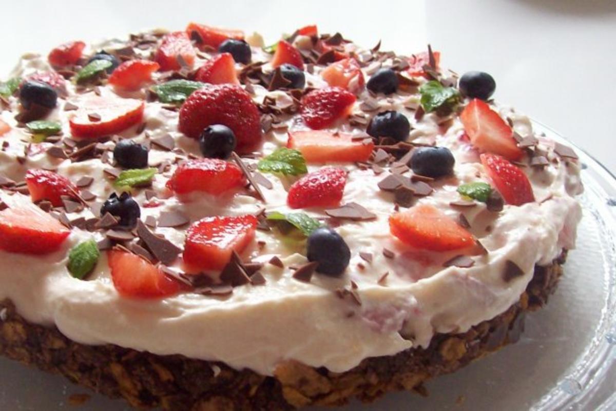Schoko-Knusper-Torte mit Erdbeeren und Heidelbeeren - Rezept