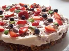 Rezept: Schoko-Knusper-Torte mit Erdbeeren und Heidelbeeren Schoko-Knusper-Torte mit Erdbeeren und Heidelbeeren - Rezept