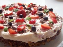 Schoko-Knusper-Torte mit Erdbeeren und Heidelbeeren - Rezept