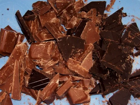 Schoko-Knusper-Torte mit Erdbeeren und Heidelbeeren - Rezept - Bild Nr. 2