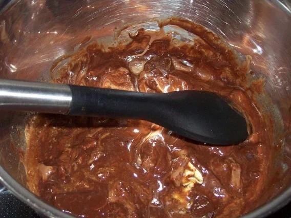 Schoko-Knusper-Torte mit Erdbeeren und Heidelbeeren - Rezept - Bild Nr. 3