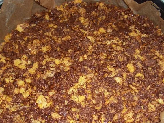 Schoko-Knusper-Torte mit Erdbeeren und Heidelbeeren - Rezept - Bild Nr. 4