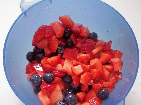 Schoko-Knusper-Torte mit Erdbeeren und Heidelbeeren - Rezept - Bild Nr. 5