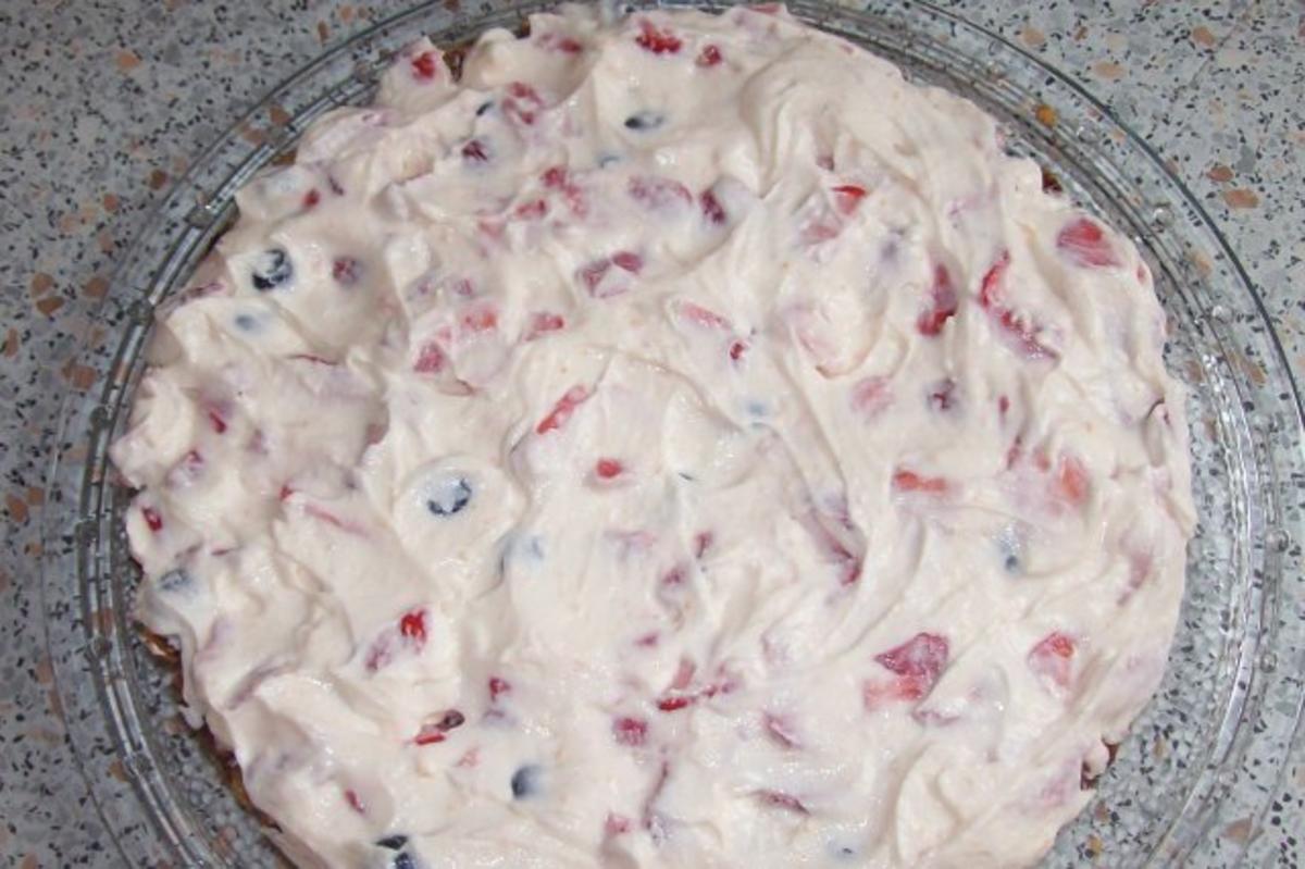 Schoko-Knusper-Torte mit Erdbeeren und Heidelbeeren - Rezept - Bild Nr. 7
