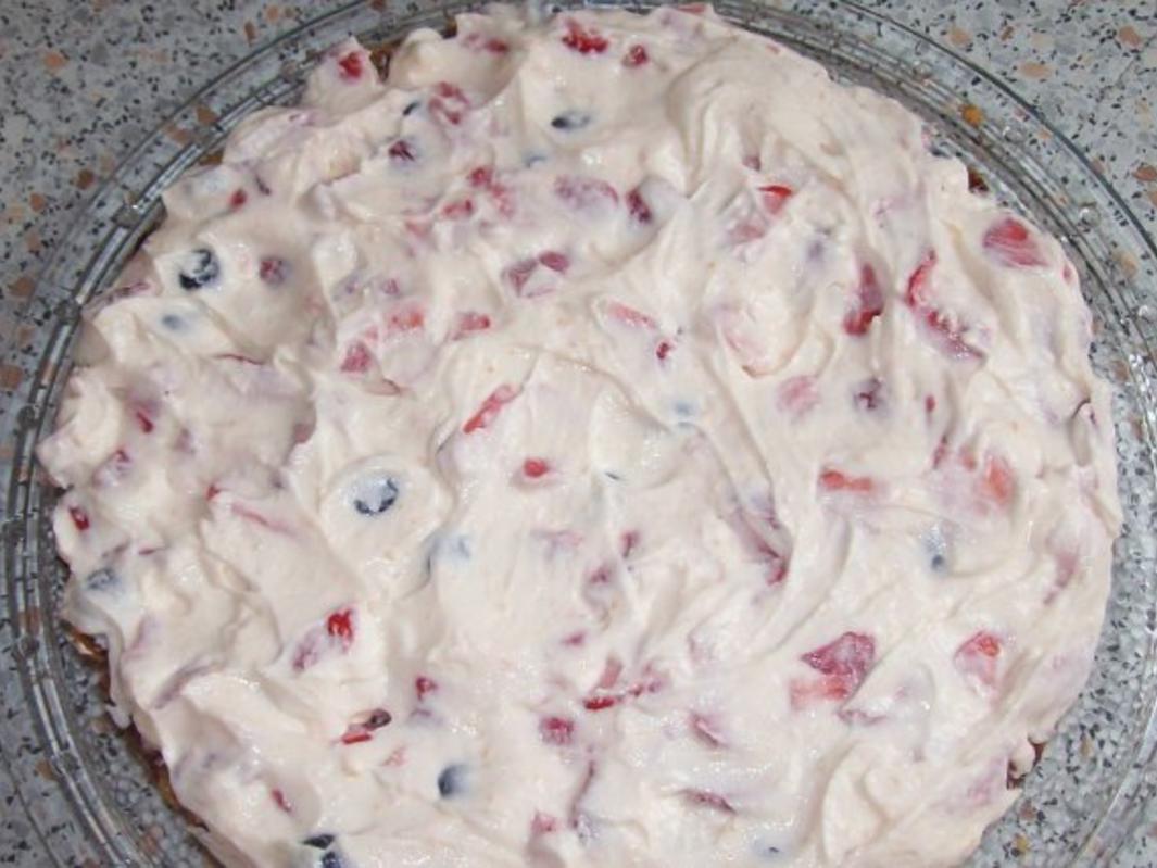 Schoko Knusper Torte mit Erdbeeren und Heidelbeeren - schnell &amp; einfach ...