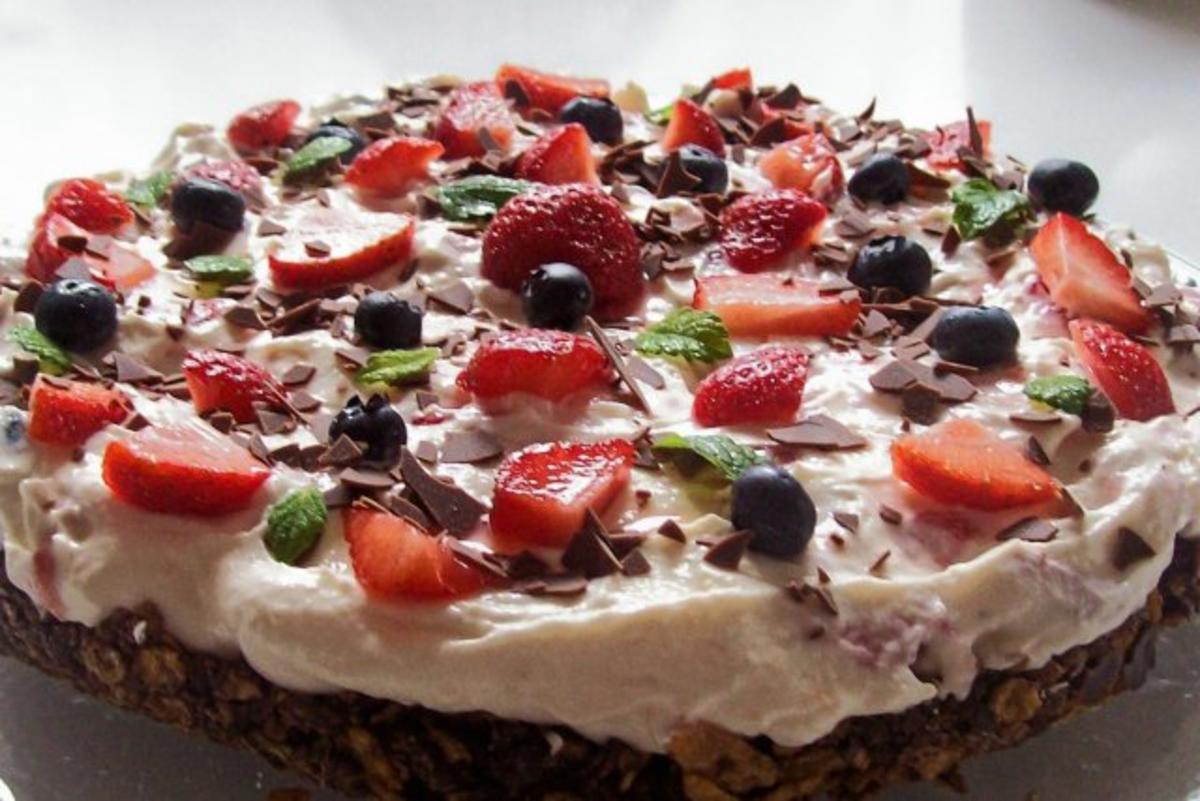 Schoko-Knusper-Torte mit Erdbeeren und Heidelbeeren - Rezept - Bild Nr. 8