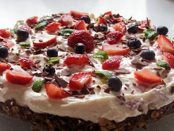 Schoko-Knusper-Torte mit Erdbeeren und Heidelbeeren - Rezept - Bild Nr. 8