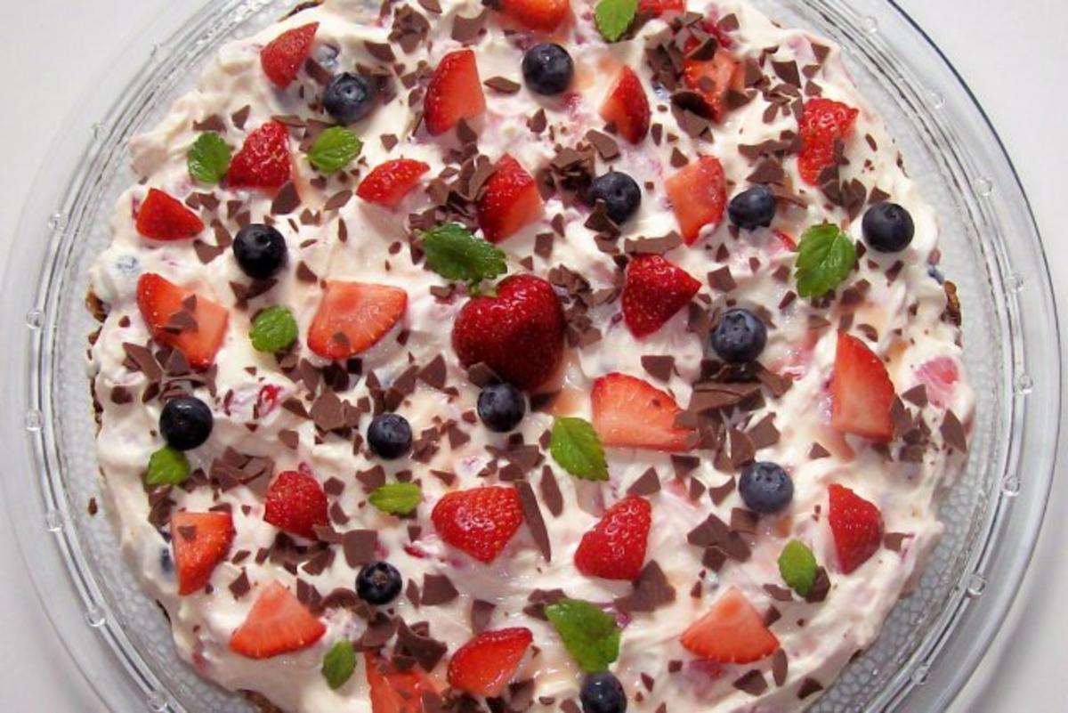 Schoko-Knusper-Torte mit Erdbeeren und Heidelbeeren - Rezept - Bild Nr. 9