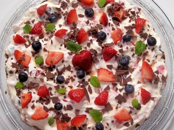 Schoko-Knusper-Torte mit Erdbeeren und Heidelbeeren - Rezept - Bild Nr. 9