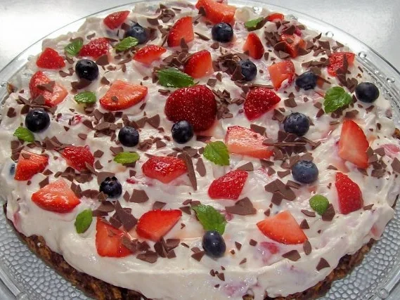 Schoko-Knusper-Torte mit Erdbeeren und Heidelbeeren - Rezept - Bild Nr. 10