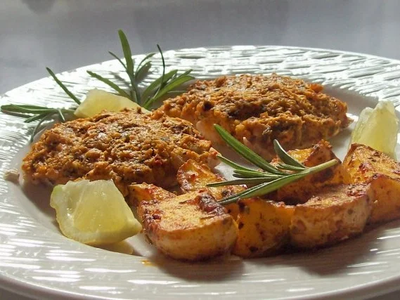 Wildlachsfilet versteckt unter einer Paprikabrothaube - Rezept