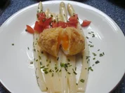 Rezept: Spargelsalat mit fritiertem Ei Spargelsalat mit fritiertem Ei - Rezept