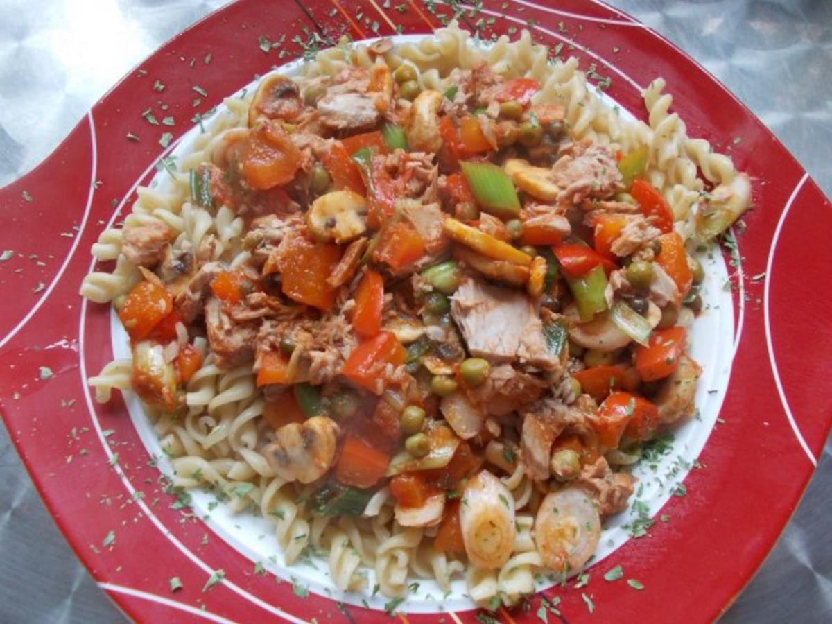Thunfisch in Gemüsesauce mit Vollkornnudeln