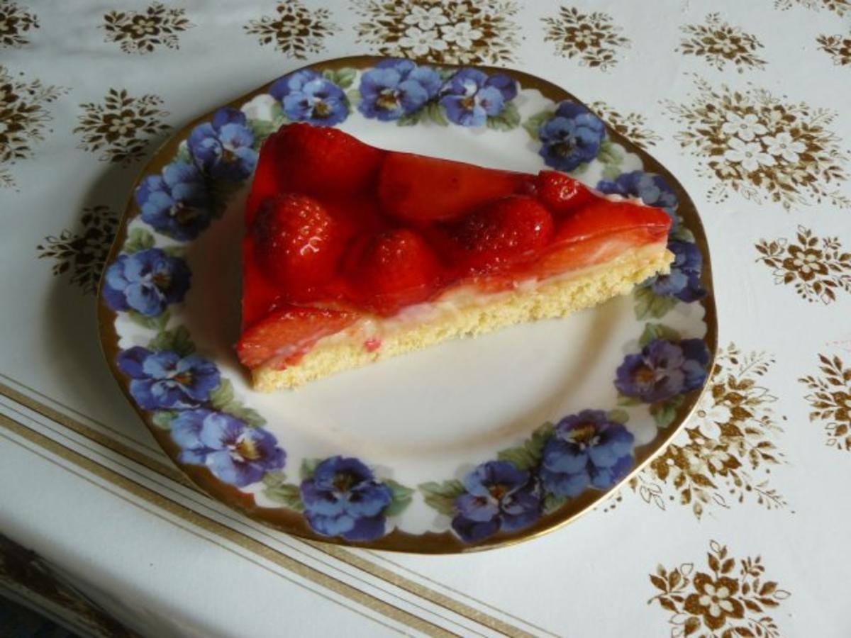Bilder für Erdbeertorte Biskuitboden mit Puddingcreme und Erdbeeren - Rezept