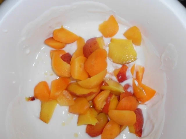 Rezept: Stracciatella - Quarkcreme mit Pfirsichen und Aprikosen Bild Nr. 2 Stracciatella - Quarkcreme mit Pfirsichen und Aprikosen - Rezept - Bild Nr. 2