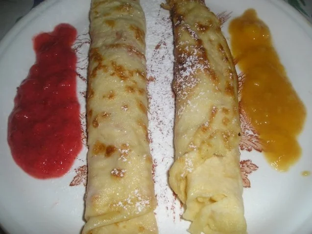 Palatschinken mit Erdbeer-Pfirsich Füllung - Rezept