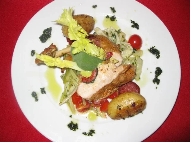 Gegrillte Hähnchenbrust mit Chorizo und Salbei-Apfel-Gorgonzoladip auf Fenchel-Sellerie - Rezept