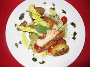 Gegrillte Hähnchenbrust mit Chorizo und Salbei-Apfel-Gorgonzoladip auf Fenchel-Sellerie - Rezept