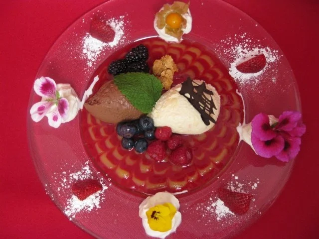 Rezept: Zweierlei Mousse au chocolat auf Früchtespiegel und gemischten Beeren Zweierlei Mousse au chocolat auf Früchtespiegel und gemischten Beeren - Rezept